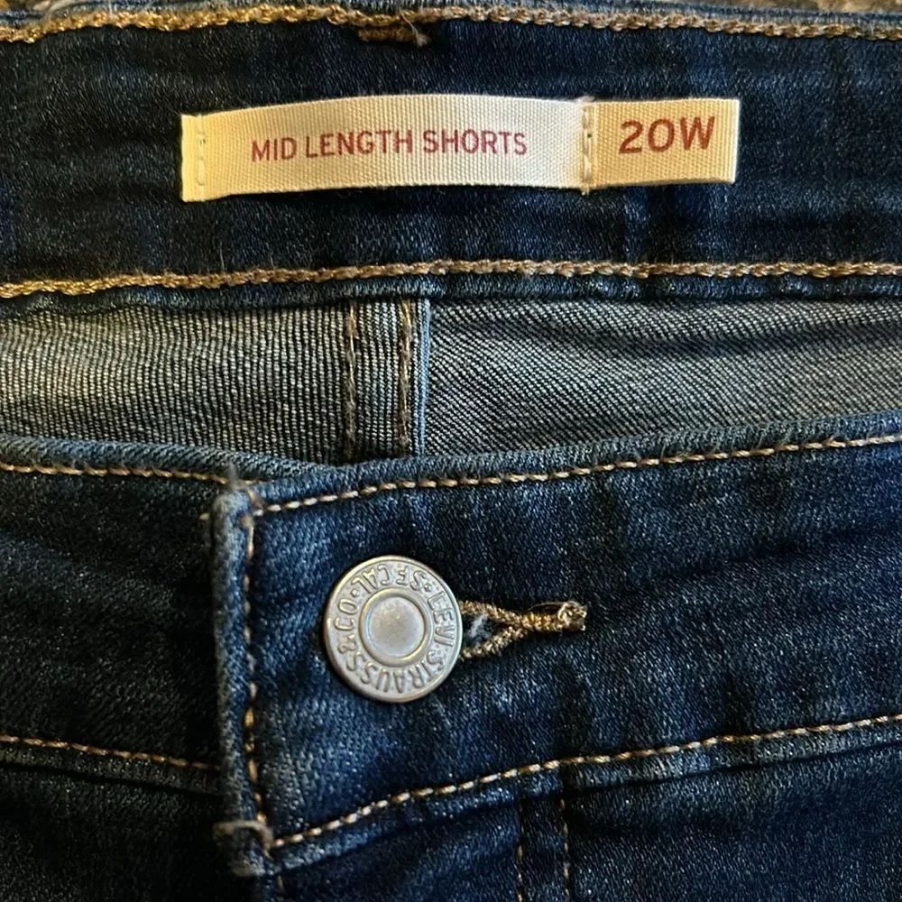 NEW Levi’s Mid Length Jean Shorts - Picture 6 of 8
